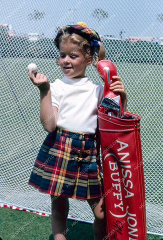Anissa Jones breaks out her custom golf bag before a little practice 8b20-0024