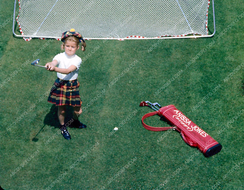 Anissa Jones breaks out her custom golf bag before a little practice 8b20-0026