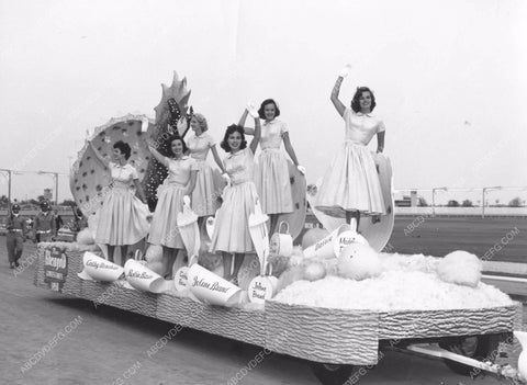Miss Reingold Jolene Brand on the winning float 8b20-0334