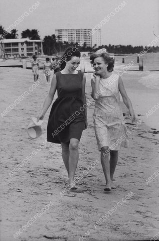 Julie Nixon Eisenhower and friend walk on the beach 8b20-0349