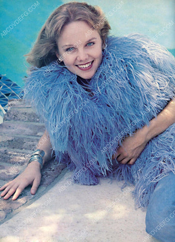 Linda Purl portrait with blue boa 8b20-0385