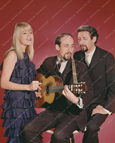 Peter Paul & Mary Travers portrait 8b20-0458