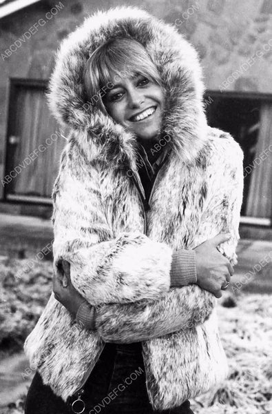 preparing for Winter Susan George in her parka 8b20-0609 – ABCDVDVIDEO