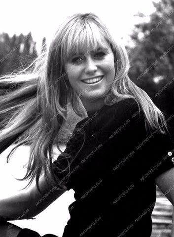 Susan George portrait 8b20-0613