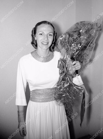 unknown actress with floral arrangement 8b20-0652
