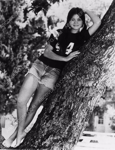 super cute Valerie Bertinelli does a little tree climbing 8b20-0655