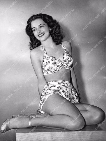 pinup Yvonne Lester in bikini pose 8b20-0669