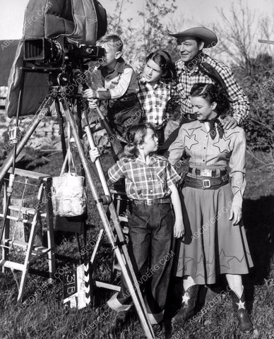 Roy Rogers Dale Evans and kids look through camera behind the scenes 8b20-0682