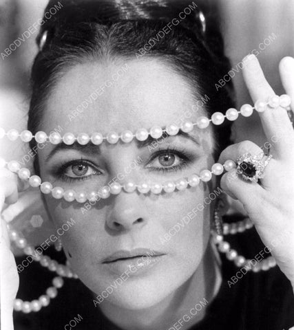 Elizabeth Taylor looking through her pearl necklace portrait 8b20-0700