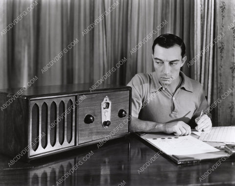 Buster Keaton listening to the radio 8b20-0762