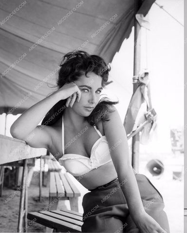 Elizabeth Taylor in her bra behind the scenes film Giant 8b20-0957