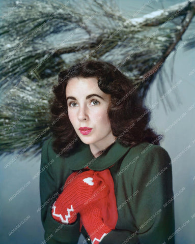 Elizabeth taylor in her Christmas sweater and gloves 8b20-0982