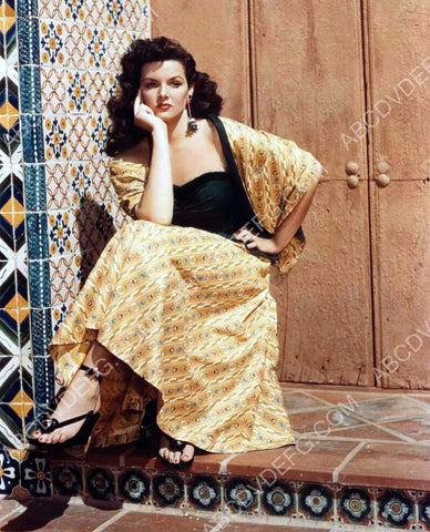 absolutely gorgeous Jane Russell sitting outdoors 8b20-10023