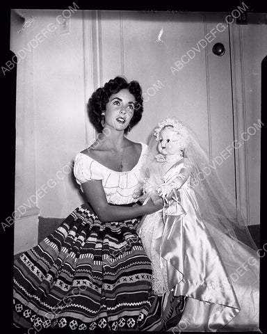 Elizabeth Taylor and old school doll 8b20-1004