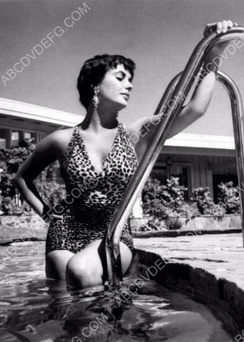 hubba hubba Elizabeth Taylor in her leopard print swimsuit 8b20-1006