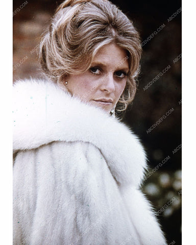 Lindsay Wagner beautiful in white fur 8b20-10265