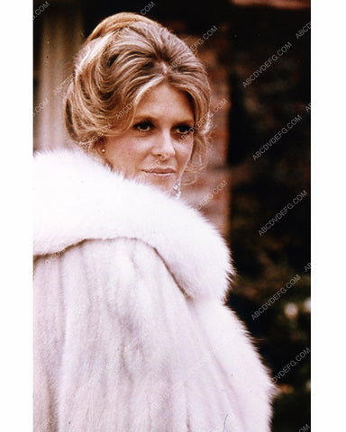 Lindsay Wagner in white fur 8b20-10279