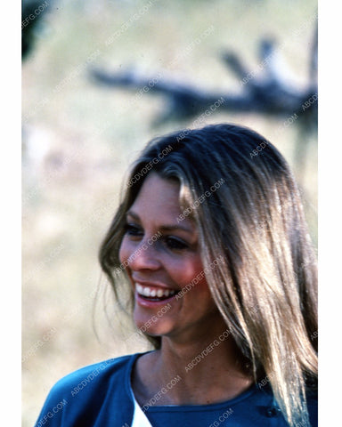 Lindsay Wagner outdoors pic 8b20-10283