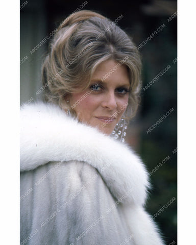 Lindsay Wagner outdoor portrait 8b20-10314