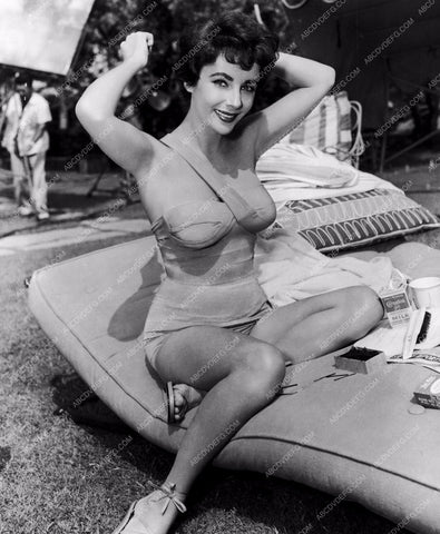 sunbathing Elizabeth Taylor relaxes between takes 8b20-1033
