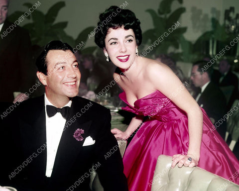 candid photo Elizabeth Taylor Robert Taylor out at some restaurant 8b20-1045