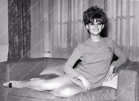 Claudia Cardinale on the couch at home 8b20-10468