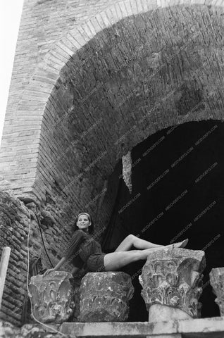 stunning Claudia Cardinale out and about 8b20-10481