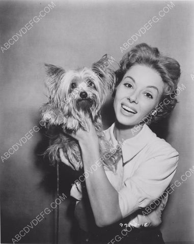 Dana Wynter poses with her dog 8b20-10528