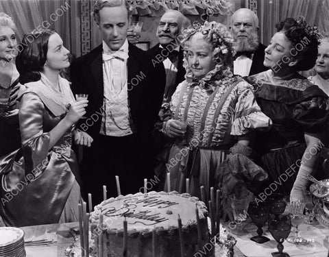 Olivia de Havilland presents Leslie Howard birthday cake Gone with the Wind 8b20-10614