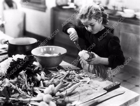 Shirley Temple peeling potatos film The Little Princess 8b20-1065