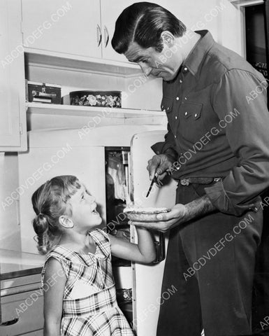 Clint Walker and his daughter raid the fridge for lunch 8b20-10729