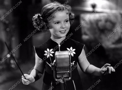 Shirley Temple at the mic film Rebecca of Sunnybrook Farm 8b20-1074