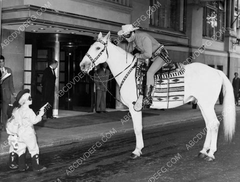 lucky kids see Clayton Moore The Lone Ranger at public event 8b20-10776
