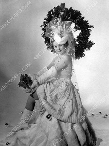 beautiful Colleen Townsend in cute winter wear w Christmas wreath 8b20-10835