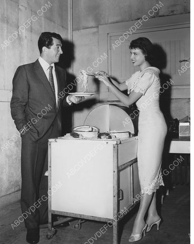 candid Sophia Loren serves Dean Martin a helping of spaghetti 8b20-10856