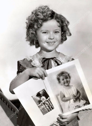 Shirley Temple looking at pics of the family album 8b20-1103