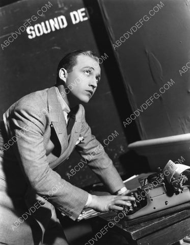 Bing Crosby at the typewriter 8b20-11200