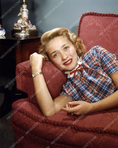 Jane Powell relaxing on the sofa 8b20-11282