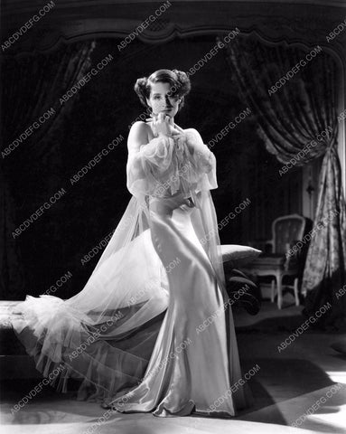 Norma Shearer beautiful in white gown 8b20-11366