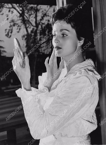 Ursula Thiess does a quick makeup check 8b20-1136
