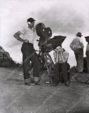 Gene Tierney milling around behind the scenes Leave Her to Heaven 8b20-1158