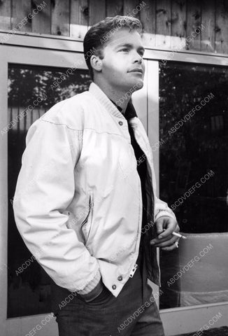 handsome Doug McClure outdoors pic 8b20-11886