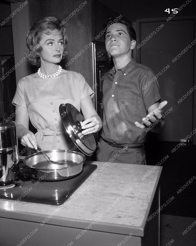 Donna Reed Paul Peterson in kitchen cooking breakfast 8b20-11897