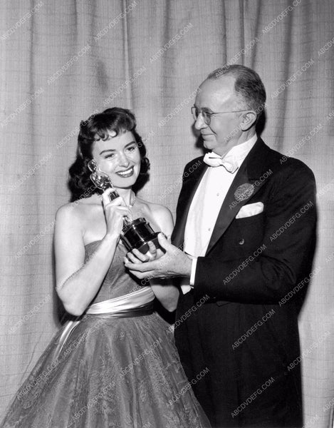 Donna Reed and her Academy Award Statue 8b20-11922 – ABCDVDVIDEO