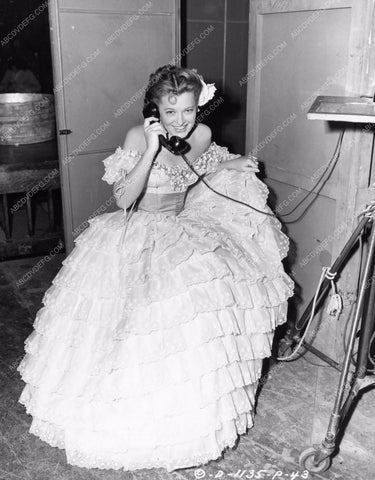 candid Ellen Drew behind the scenes on the telephone 8b20-11977