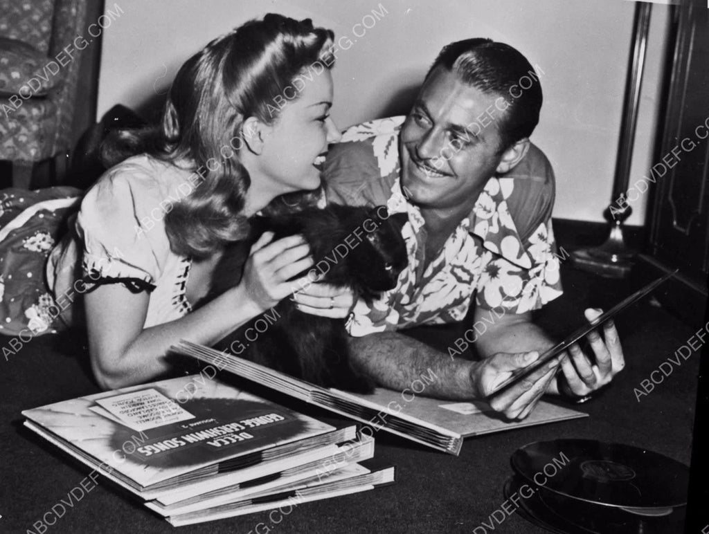 Frances Langford and Jon Hall listen to some records 8b20-12060, image size:1024x772
