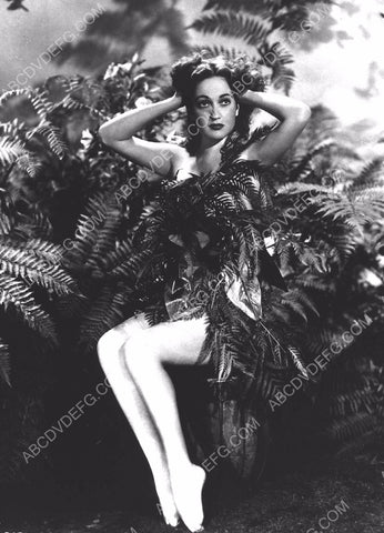 bare Dorothy Lamour hiding behind the fern leaves 8b20-12210