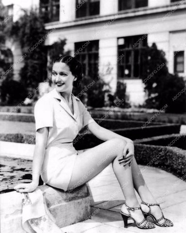 beautiful Dorothy Lamour sitting by the pond 8b20-12249