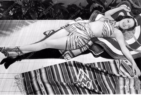 shapely Dorothy Lamour laying out in the sun 8b20-12258