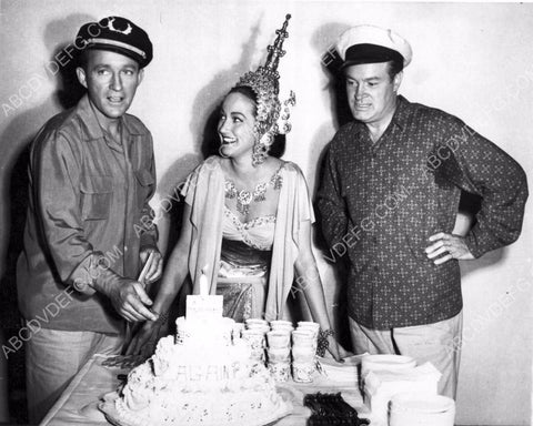 Bing Crosby Dorothy Lamour Bob Hope cutting into the Birthday Cake 8b20-12283